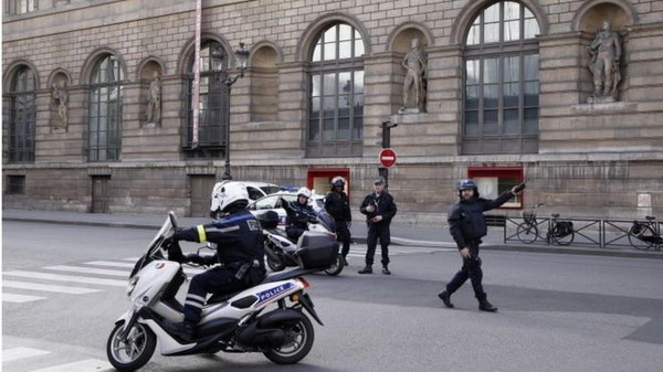 Փարիզում դանակով զինված անձը փորձել է ներխուժել Լուվրի թանգարան՝ «Ալլահ աքբար» բացականչություններով