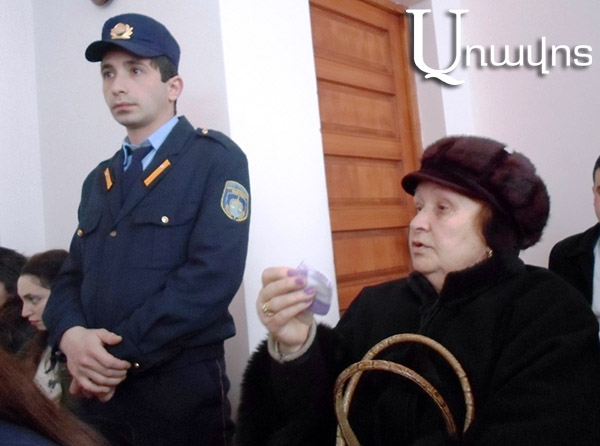 «Պատերազմի հանցագո՞րծ է, ի՞նչ է…». Անի Հովհաննիսյանի տատիկը հրեց կարգադրիչին (Տեսանյութ)
