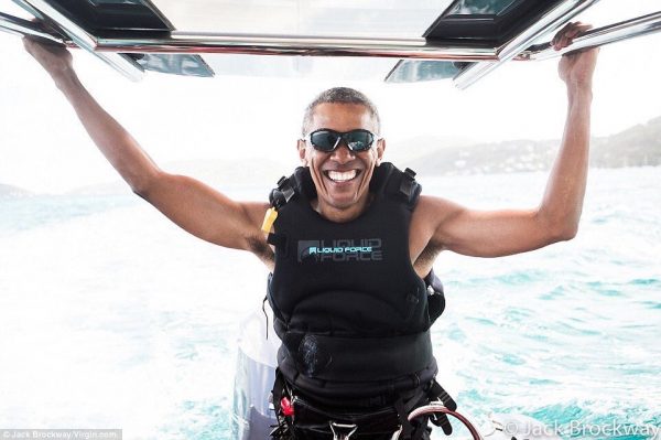 Ցանցում տարածվել են քայթսերֆինգ սովորող Օբամայի լուսանկարները