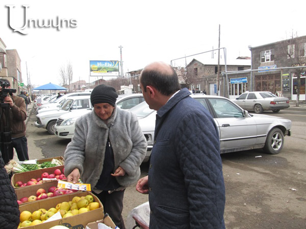 «Այ, մարդ, բոլորդ էլ նույն փուչիկներն եք»․ կարտոֆիլ վաճառող գյումրեցի կինը՝ Էդմոն Մարուքյանին (Տեսանյութ, ֆոտոշարք)