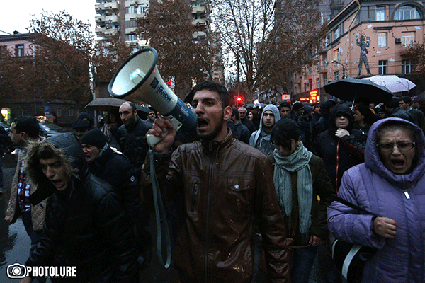 «Տիկին, Դուք իմ ձեռքերը ճանկռել եք». Օսիպյանը թույլ չտվեց քաղաքացիներին մոտենալ Արդարադատության նախարարության շենքին