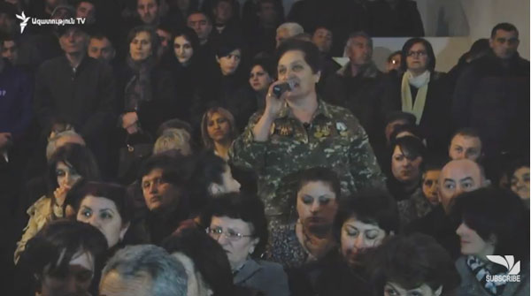 Զինվորական համազգեստով կնոջ խնդրանքը՝ Կարեն Կարապետյանին
