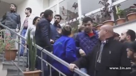 Միջադեպ Երևանում. հարձակվել են «Ելք»-ի անդամների ու լրագրողների վրա (Տեսանյութ). 1in.am