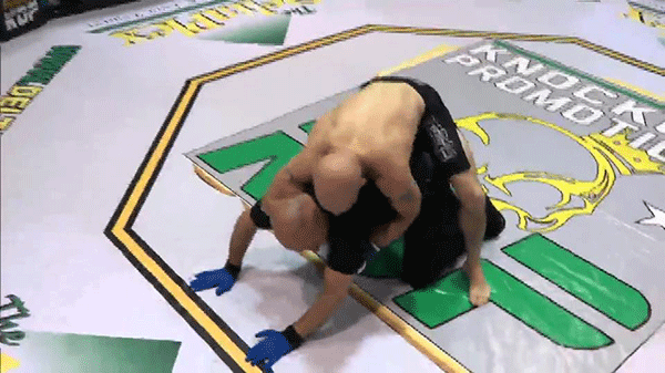 Նոկաուտի ենթարկված MMA մարտիկը սկսել է խեղդող հնարք կիրառել մրցավարի նկատմամբ