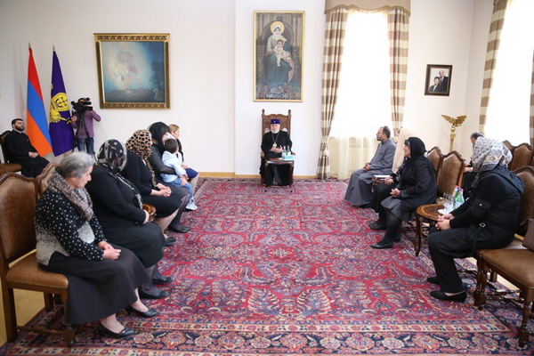Գարեգին Բ-ն, աղոթք բարձրացնելով հայրենյաց զոհված պաշտպանների հոգիների հանգստության համար, օրհնեց նրանց մայրերին և այրիներին