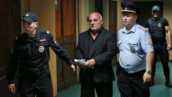 Մոսկվայում դատարանը կալանքի տակ է թողել պատանդներ վերցրած գործարար Արամ Պետրոսյանին