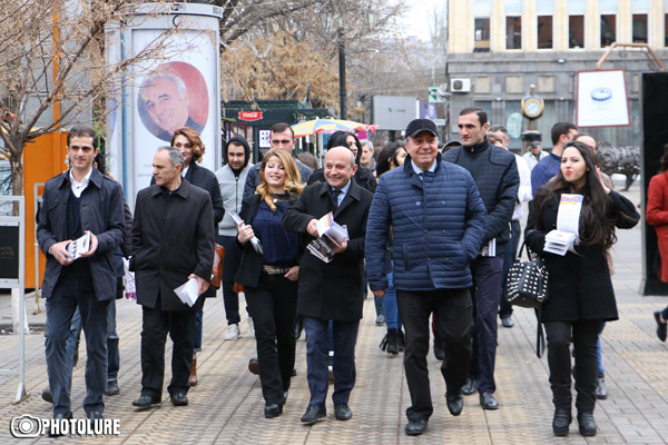 Ֆեյսբուքը դարձել է վիրտուալ ճահիճ, որտեղ գործելու կոչեր անող եւ բոլորին քննադատող ստատուսագիրները ինքնադրսեւորվում-ինքնաբավարարվում են. «Ժողովուրդ»