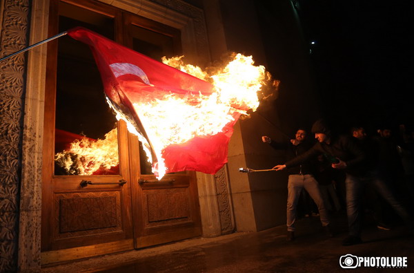 Մեկնարկել է ջահերով երթը, Թուրքիայի դրոշն այրեցին (ֆոտոշարք եւ տեսանյութ)