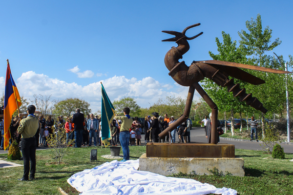 Վահագնի թաղամասում բացվեց Հակոբ Հակոբյանի «Փյունիկ» քանդակը
