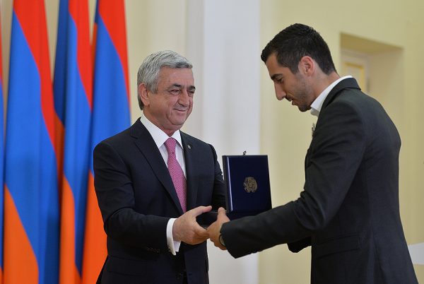 Սերժ Սարգսյանը պարգևատրել է Հենրիխ Մխիթարյանին (Ֆոտոշարք)