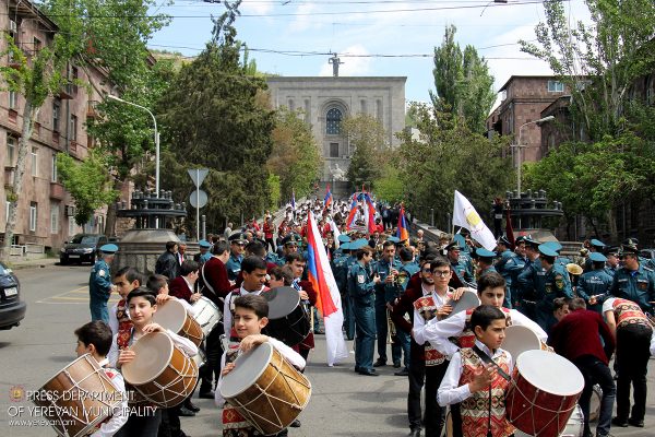 Փողային նվագախմբերի մասնակցությամբ հանդիսավոր քայլ-շքերթ՝  Մայիսյան եռատոնին ընդառաջ