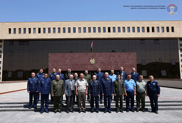 ՀՀ ՊՆ-ում քննարկվել են թռիչքների անվտանգության ապահովման խնդիրներ