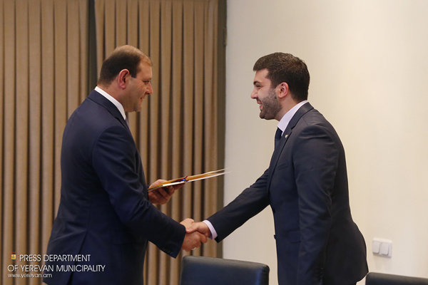  Քաղաքապետ Տարոն Մարգարյանը նոր բնակարանի բանալիներ է հանձնել օպերային մեներգիչ Լիպարիտ Ավետիսյանին