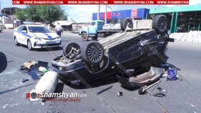 Խոշոր ու շղթայական ավտովթար Երևանում. բախվել են մարդատար Газель-ը, Mercedes-ն ու ВАЗ 21102-ը, վերջինն էլ գլխիվայր շրջվել է. shamshyan.com