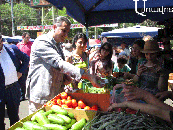 Գյուղնախարար Իգնատի Առաքելյանը շուկայից տան համար առեւտուր արեց (Ֆոտոշարք և տեսանյութ)