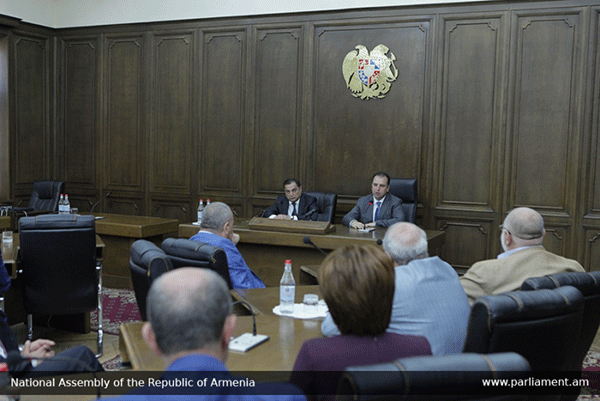 Վիգեն Սարգսյանը «Ես եմ» եւ «Պատիվ ունեմ» ծրագրերը ներկայացրել է ՀՀԿ եւ «Ծառուկյան» խմբակցություններին