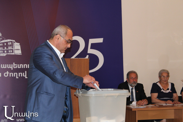 Էդուարդ Աղաբեկյանին կողմ է քվեարկել 4 պատգամավոր: Արցախի նախագահ ընտրվեց Բակո Սահակյանը