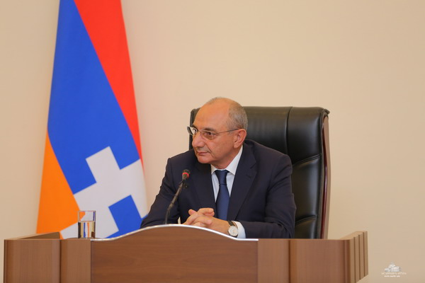 Բակո Սահակյանն օրենքներ է ստորագրել