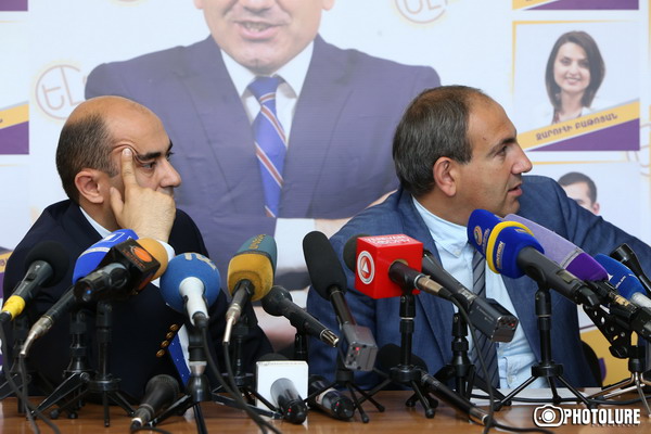 «Ելք» դաշինքի երկու գործիչները կրում են հայկական արտադրության ժամացույցներ