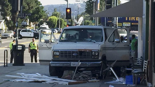 Լոս Անջելեսում մեքենան մխրճվել է ամբոխի մեջ. կա 8 վիրավոր