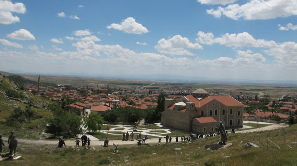 Թուրքիայում հայկական եկեղեցու բակում Աթաթուրքի եւ թուրք այլ գործիչների արձաններ են տեղադրվել