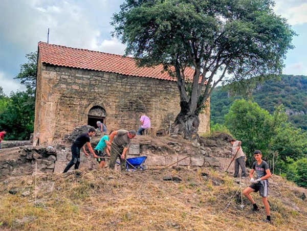 Ծմակահող գյուղի Սուրբ Ստեփանոս եկեղեցու տարածքում եզակի գտածոներ են հայտնաբերվել