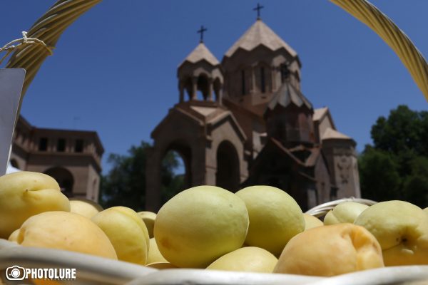 Ծիրանի օրհնման արարողություն` Սուրբ Աննա եկեղեցում (Ֆոտոշարք)