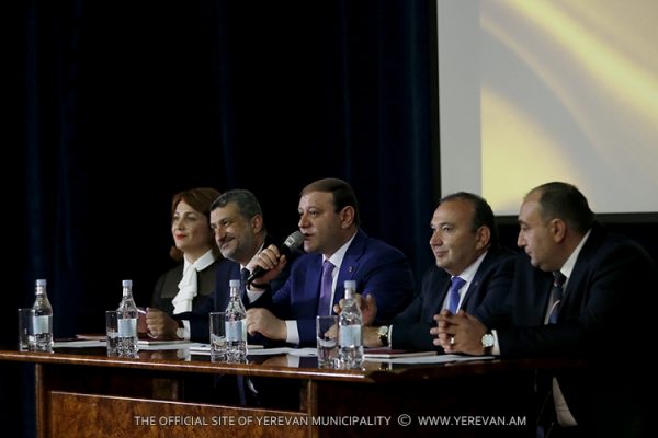 Տարոն Մարգարյանի պահանջն ու դիտողությունները՝ դպրոցի տնօրեններին