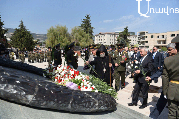 Հայկական երկու հանրապետությունների բարձրագույն ղեկավար կազմը ծաղիկներ է խոնարհել Ստեփանակերտի քաղաքային հուշահամալիրում