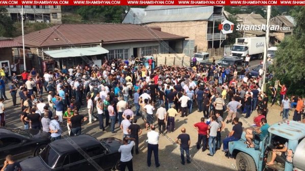 Ավելի քան մեկուկես ժամ Հաղարծին գյուղում միջպետական ավտոճանապարհը փակել են