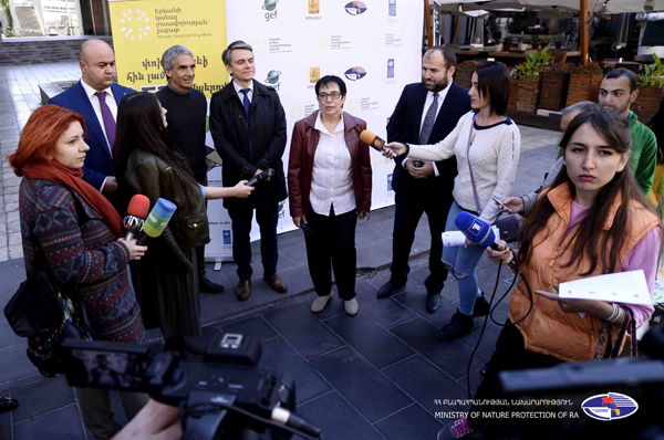 «Քաղաքային կանաչ լուսավորություն» ծրագրով նախատեսված էր փոխել մեկ փողոցի լուսավորությունը, բայց գումարների խնայողության արդյունքում փոխվել են 10 փողոցի լամպեր