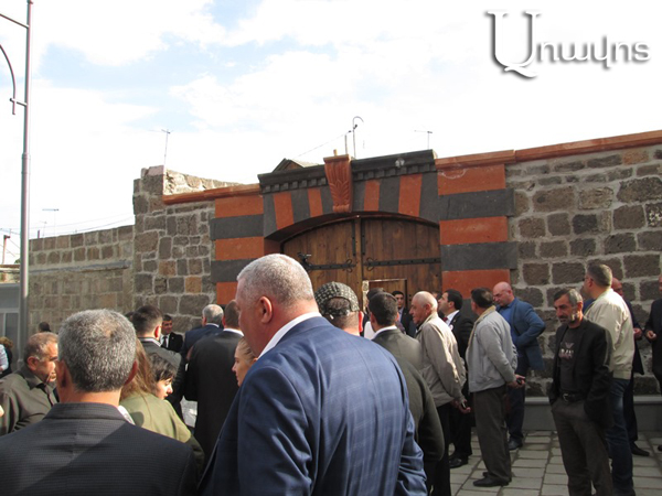 Ո՞ւմն է այն հյուրատունը, որի դռան դիմաց նկարվելու համար կառավարության անդամները հերթ էին կանգնել
