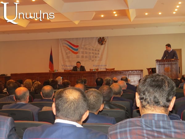 Դպրոցների տնօրենները քարտով գումար կանխիկացնելով՝ ուսուցիչներին աշխատավարձ են բաժանում