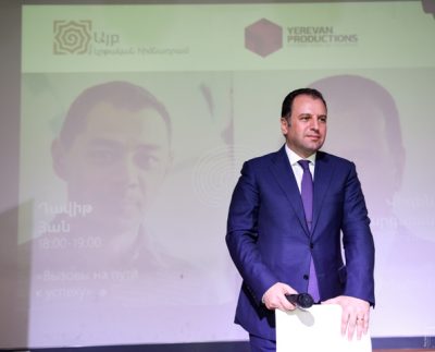 «Պարգեւատրում եմ բանակի բոլոր կանանց, բայց սիրում եմ միայն իմին». ՊՆ նախարարը սեր խոստովանեց կնոջը