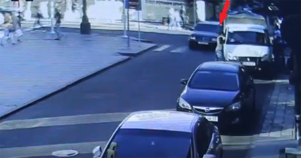 Ավտոմեքենայի սրահից գողացել են քաղաքացու բջջային հեռախոսը (տեսանյութ)