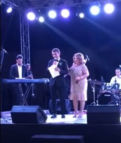 Լևոն Արոնյանն ու Ռիտա Սարգսյանը երգում են «Այստեղ եմ ծնվել ես, այստեղ մեծացել…» երգը (Տեսանյութ)