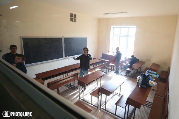 «Ելք»-ի պատգամավորն այցելեց հացադուլավորներին եւ հայտնեց, թե ինչ է խոսել Պաշտպանության փոխնախարարի հետ