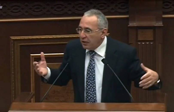 «Բոլորը ծնվեն բոյով ու կապուտաչյա՞». «ԵԼՔ»-ի պատգամավորները՝ Հակոբ Հակոբյանին
