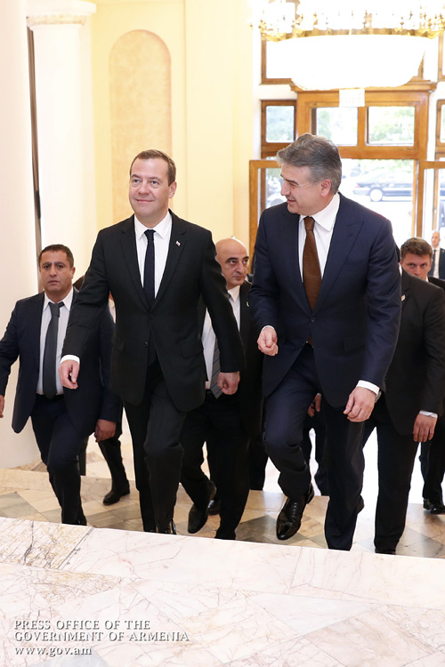 Ամենամտահոգիչն այն է, որ Հայաստանի վարչապետը միանգամից համաձայնում է իր ռուս գործընկերոջ հնչեցրած թվին՝ բաց տեքստով կասկածի տակ դնելով սեփական վիճակագրությունը. «168 ժամ»