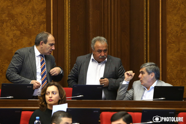 «Դեռ էնքան հաց ու պանիր պիտի ուտեք, իսկ ձեր նուրբ քիմքը հաց ու պանրին չի դիմանա, իզժոգա կստանաք». Նիկոլ Փաշինյանը՝ Վիգեն Սարգսյանին. (Տեսանյութ)
