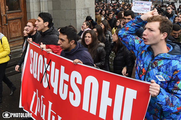«Ստիպված գործողությունների կդիմենք». ուսանողները փակել են ԱԺ մուտքը