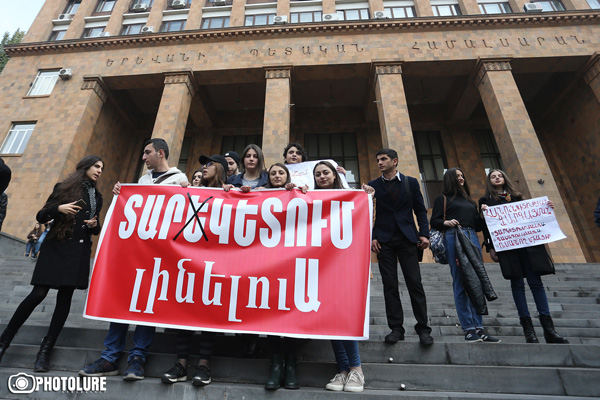 500 ուսանողից 100-ն էր ներկա դասին. ԵՊՀ աշխատակազմի ղեկավարը վստահեցրեց՝ ԵՊՀ-ն իր կրթական գործառույթը կիրականացնի