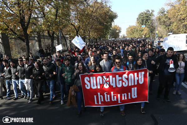Չնայած ԱԺ-ն ընդունեց օրինագիծը, ուսանողները շարունակելու են բողոքի ցույցերը