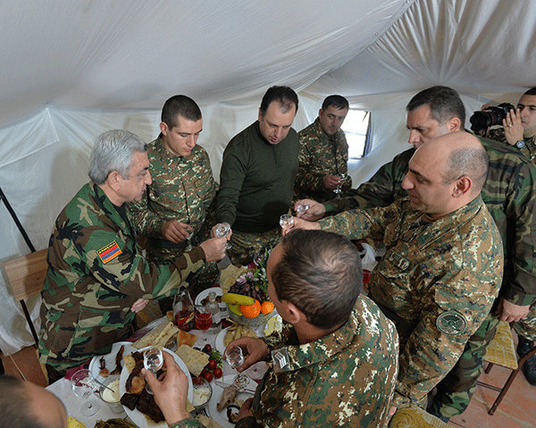 Սերժ Սարգսյանը հանդիպել է մարտական դիրքում ծառայությունն անցկացնող զինվորների և հրամանատարների հետ