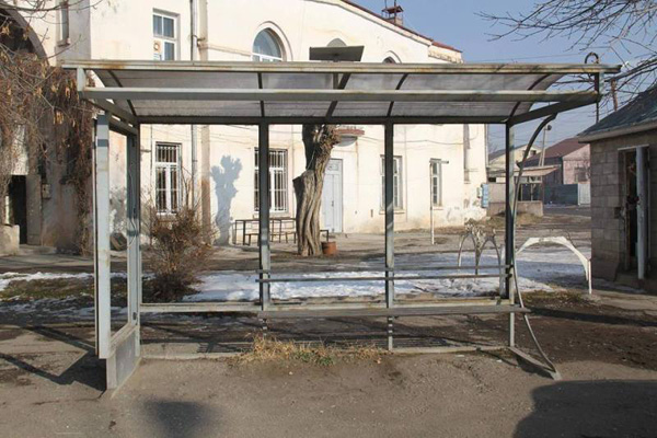 Խուլիգանություն Գյումրիում. ջարդուփշուր են արել կանգառներից մեկի ապակիները (Ֆոտոշարք)