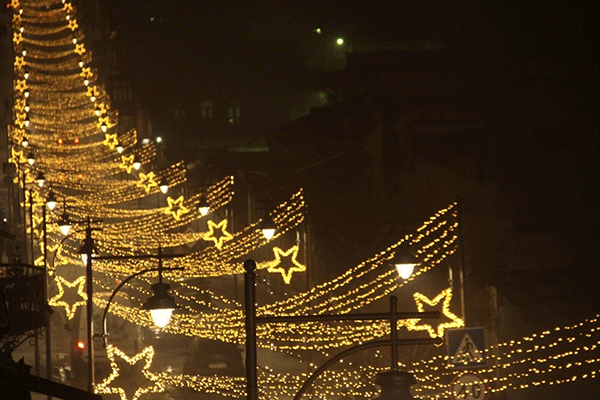 Վառվել են վարչապետի սիրած փողոցի ամանորյա լույսերը (Ֆոտոշարք)