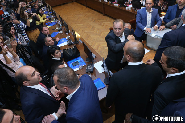 Լուսավոր Հայաստան կուսակցության Վանաձորի ավագանու խմբակցությունը դադարեցնում է բոյկոտը և վերականգնում իր մասնակցությունը ավագանու նիստերին