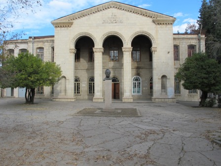 Փորձում ենք գտնել միջոցներ` Ստեփանակերտի պետական թատրոնը վերականգնելու համար. նախարար