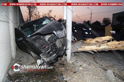 Mercedes-ը տապալել է հաստաբուն ծառն ու բախվել է էլեկտրասյունը. վարորդը տեղափոխվել է հիվանդանոց.  shamshyan.com
