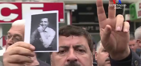 Դատարանի առջեւ կանգնեց Թուրքիայի քրդամետ ընդդիմության ղեկավարը (Տեսանյութ). «Ամերիկայի Ձայն»